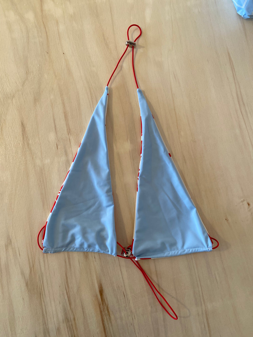 The string bikini top