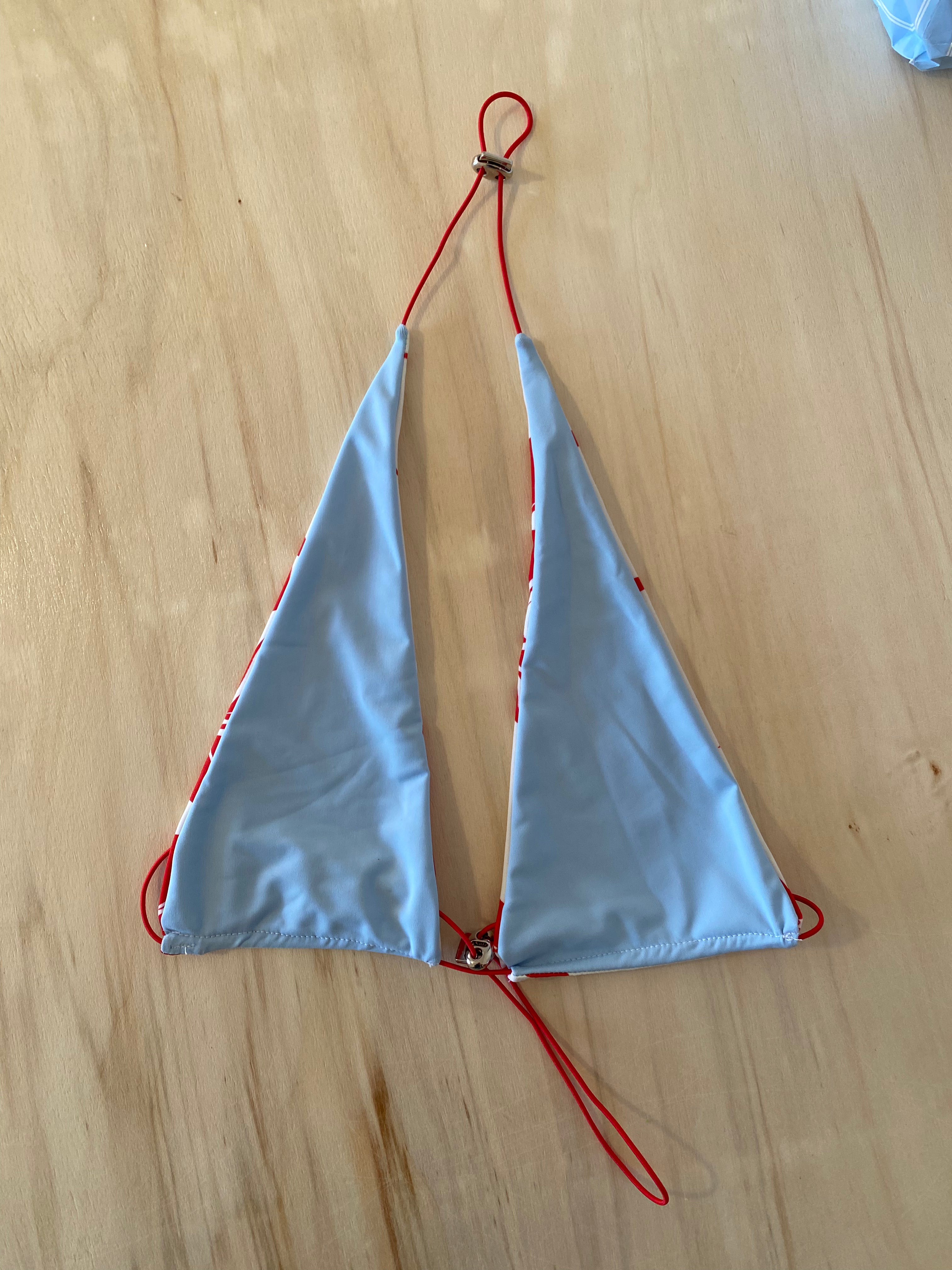 The string bikini top