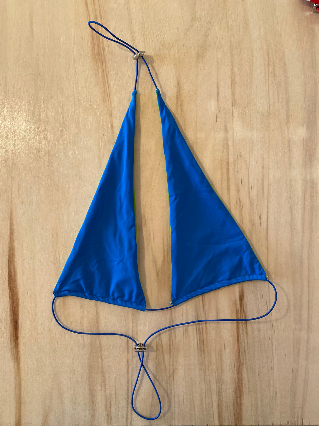The string bikini top