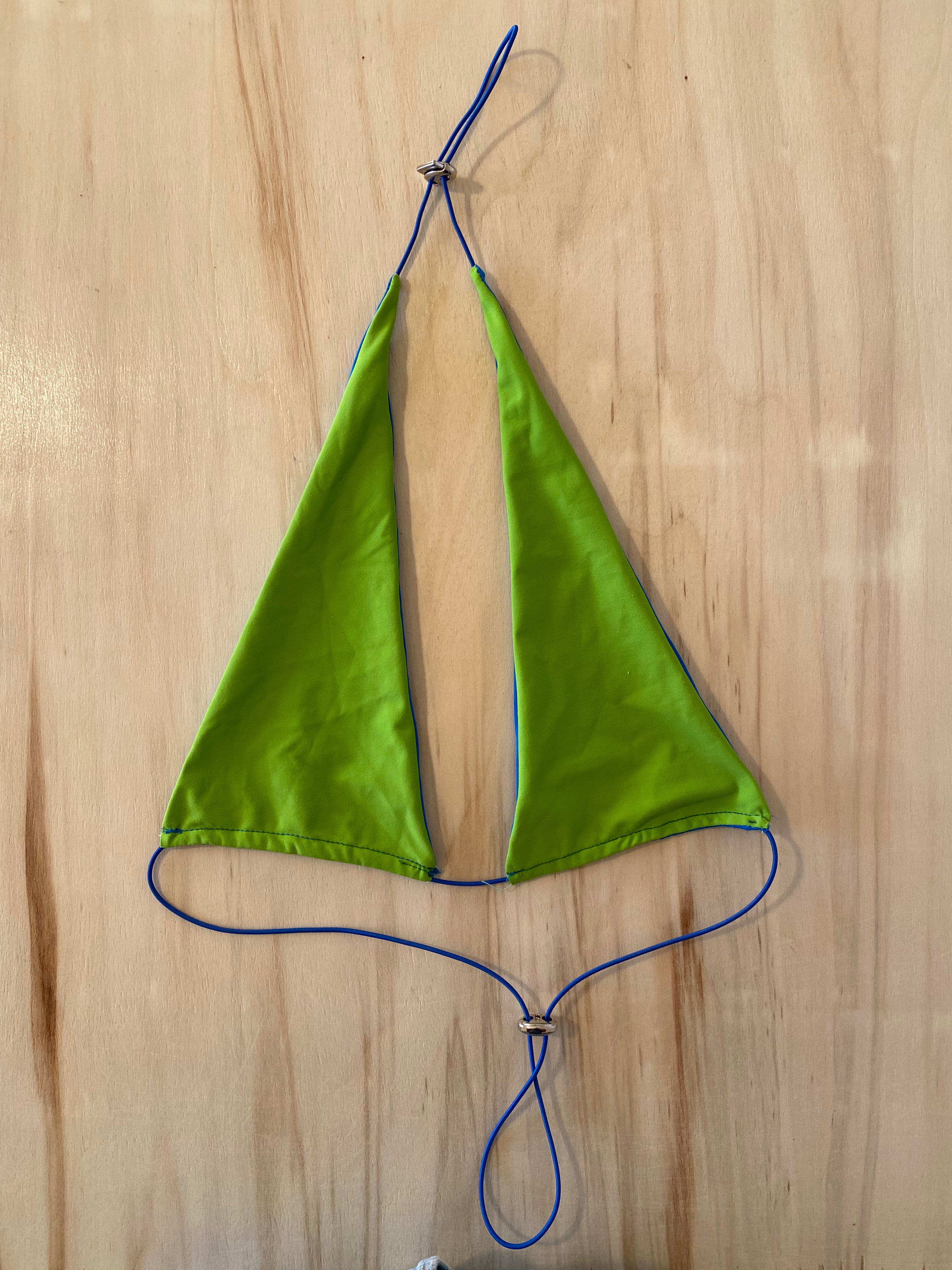 The string bikini top